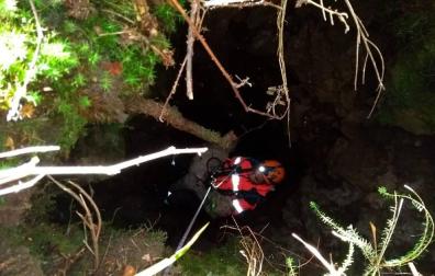 Rescatan un perro que cayó dentro de una sima de 30 metros en Abaurrea Baja