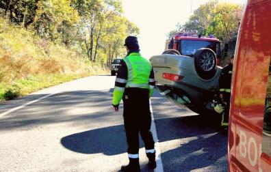 Con contusiones tras volcar su coche en la N-121-A en Arraitz