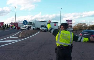Cinco heridos en un accidente entre un camión y un turismo en Cascante