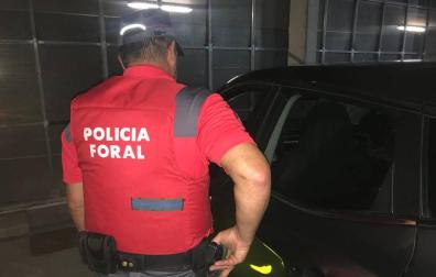 Investigado por conducir ebrio en Bera viendo una película y con auriculares