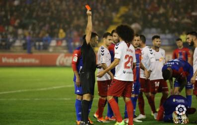Osasuna remonta con diez y con gol de Torres en el descuento