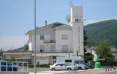 Trasladado un joven de 25 años al sufrir una salida de vía en la Autovía de la Sakana