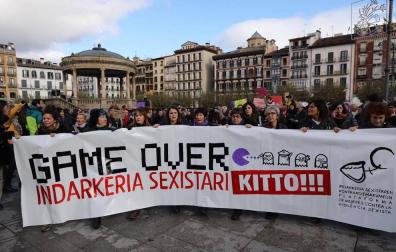 Con motivo del Día contra la violencia de género se ha organizado en Pamplona una manifestación para protestar contra la violencia machista.