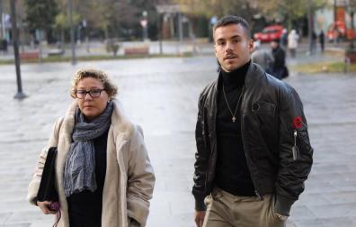 Álvaro Fernández llega a los juzgados de Pamplona para someterse a la prueba caligráfica.