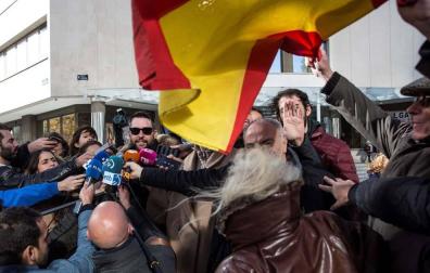Increpado Dani Mateo tras negarse a declarar por sonarse la nariz con la bandera