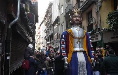 La festividad de San Saturnino ha arrancado con el desfile de Gigantes y Cabezudos