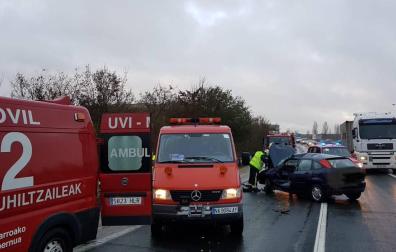 Bomberos y Policía Foral se han hecho cargo del suceso. En la imagen, los dos cuerpos atendiendo el accidente.
