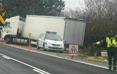 Auxiliado un camionero tras quedarse atascado en el arcén en la NA-8607