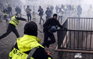 Los enfrentamientos con los antidisturbios volvieron a marcar la manifestación de los 'chalecos amarillos' en los Campos Elíseos, ya que 1.500 alborotadores -según las autoridades- perturban los accesos a la avenida, donde las autoridades responden con gases lacrimógenos y cañones de agua.