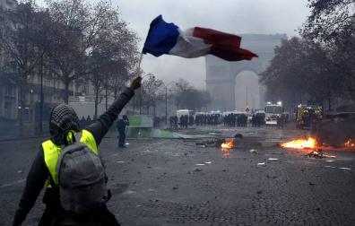 París arde por la violencia extrema de los 'chalecos amarillos'