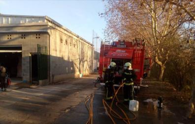 Los Bomberos extinguen el incendio en las piscinas de Andosilla.