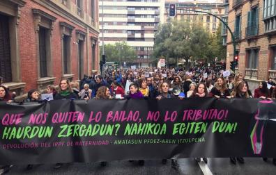 Las madres navarras se manifiestan en Pamplona por la devolución del IRPF
