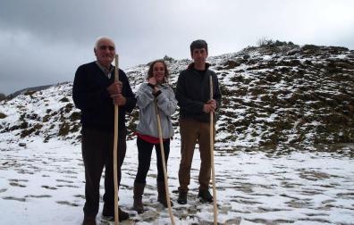 Desde la izda., los pastores roncaleses José Miguel Ezquer Barace, Marina Collado Horcajada y Fernando Pilart Medina, en las nevadas cumbres de Belagua.