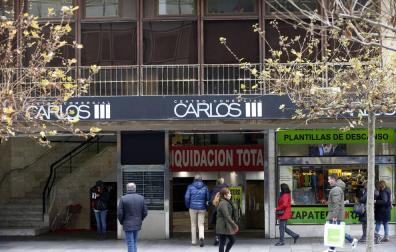 Entrada al centro comercial Carlos III en los números 13 y 15 de la avenida, que se derribará en febrero del próximo año.