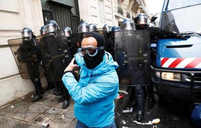 Primeras cargas y gases lacrimógenos en París contra los "chalecos amarillos"