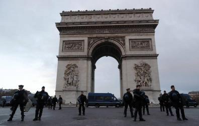 Agentes de la Policía francesa aguardan junto al Arco del Triunfo.