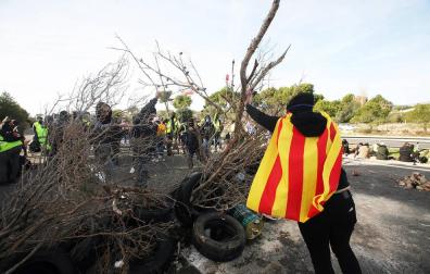 El corte de la AP-7 eleva la tensión entre camioneros y los CDR