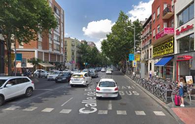 Muere un motorista tras chocar contra una barandilla en Madrid