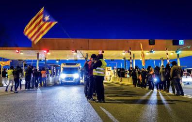 Un grupo de los Comités de Defensa de la República (CDR) levantan las barreras en la salida de la AP-7 en Girona Sud, coincidiendo con las horas centrales de la operación retorno por el puente de la Constitución
