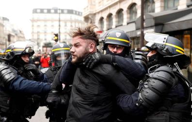Uno de los arrestados tras las protestas de los 'chalecos amarillos' en Francia.