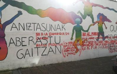 Pintadas contra Skolae sobre el mural de la diversidad en Huarte.