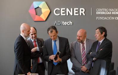 Pablo Ayesa, director general de CENER; Manu Ayerdi, vicepresidente de Desarrollo Económico; Pedro Duque, ministro de Ciencia, Innovación y Universidades; José Luis Arasti, delegado del Gobierno en Navarra; y Rafael Rodrigo, secretario general de Coordinación de Política Científica.