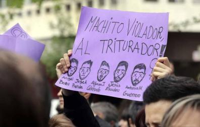 La manifestación ha comenzado a las 12.30 horas en el Palacio de Justicia y la marcha se dirige a la Plaza del Castillo