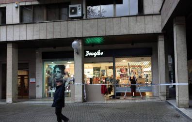Roban con el método del alunizaje en una perfumería de Pamplona