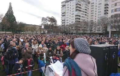 Lectura del manifiesto contra Skolae en la explanada del parque de la Insumisión en Pamplona.