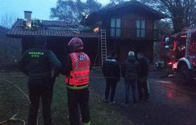 Arde el porche exterior de una casa de madera en Sunbilla sin heridos