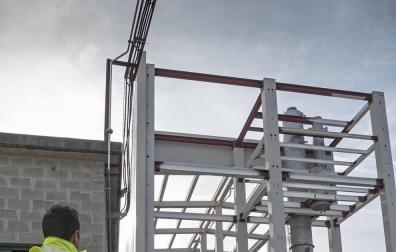La refinería, en construcción con el equipamiento más voluminoso ya introducido.