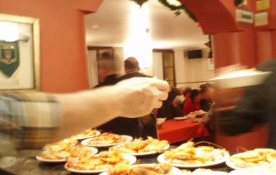 70 personas en la Nochebuena del Teléfono de la Esperanza y Gazteluleku en Pamplona