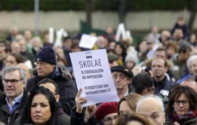 Unas 5.000 personas según los convocantes y 1.500 según la Delegación del Gobierno se han congregado en el parque de la Insumisión para mostrar su descontento con el programa educativo impulsado por el Gobierno foral.