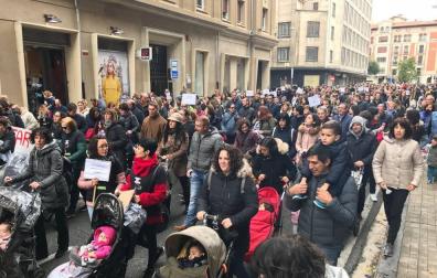 El grupo de madres y padres que reclaman la devolución del IRPF se ha manifestado este sábado en Pamplona para reclamar el IRPF por las bajas de maternidad.