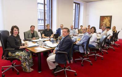 La oposición pide una Mesa y Junta urgente y el cuatripartito llama a la "responsabilidad"