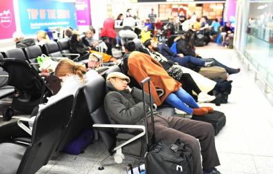 Varios pasajeros aguardan en el aeropuerto de Gatwick en Londres (Reino Unido).