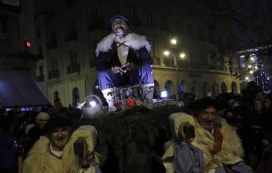 Miles de personas acompañaros al carbonero en su visita a la capital navarra.