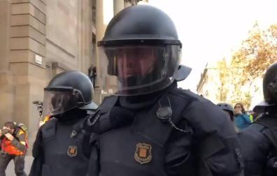 Un mosso a un agente rural independentista "la República no existe, idiota"