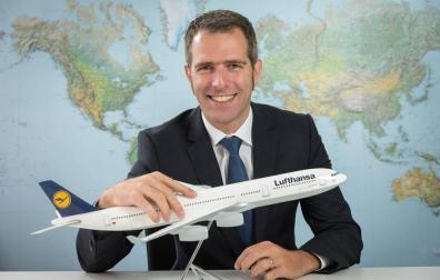 Carsten Hoffmann posa con la maqueta de un A340.