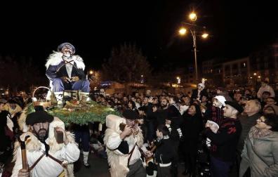 Paso de la tradicional comitiva del carbonero por las calles de la capital navarra dando inicio a las Navidades 2018
