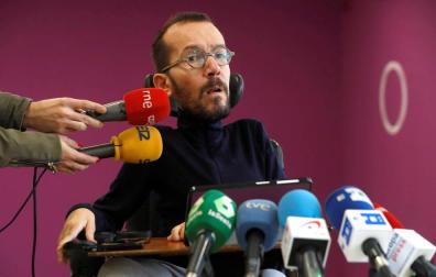 El secretario de Organización de Podemos, Pablo Echenique, durante las declaraciones que hizo a los medios sobre el discurso navideño de Felipe VI.