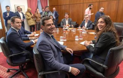 Los equipos negociadores de Partido Popular y Ciudadanos, encabezados por Juanma Moreno (centro) y Juan Marín (al fondo).