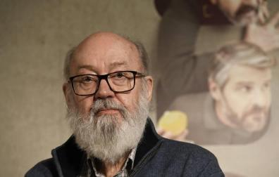 El cineasta José Luis Cuerda posa durante el photocall con motivo de la presentación de la película 'Tiempo después'.