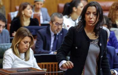 Marta Bosquet, que ha sido elegida presidenta de la Cámara autonómica, tras su votación para elegir los miembros de la Mesa, ante la presidenta de la Junta en funciones, Susana Díaz.