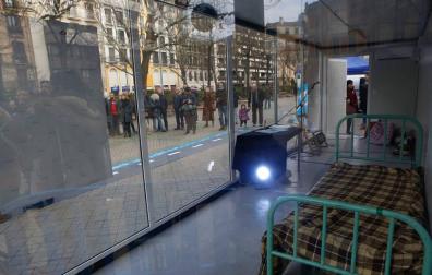 Interior de la celda recreada con un barracón acristalado instalado en el paseo de Sarasate.