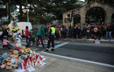 La Policía Municipal regula el tráfico a la entrada del colegio del atropello mortal de un niño en Pamplona