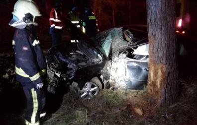 Hallan una maleta con restos de sangre a 150 metros de un coche accidentado en Funes
