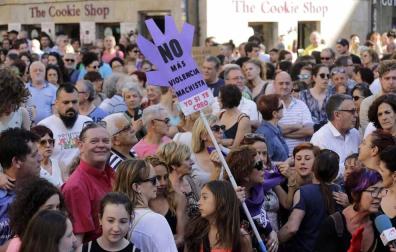 La plaza Consistorial y las calles adyacentes se han llenado de una multitud que ha protestado por la puesta en libertad de los cinco miembros de 'La Manada'