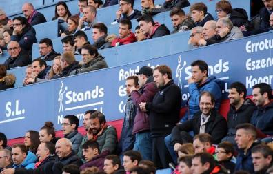 Imágenes del búscate en la grada del Osasuna-Alcorcón