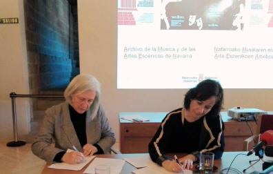 La compositora Teresa Catalán y la consejera Herrera firman el acuerdo de la donación.